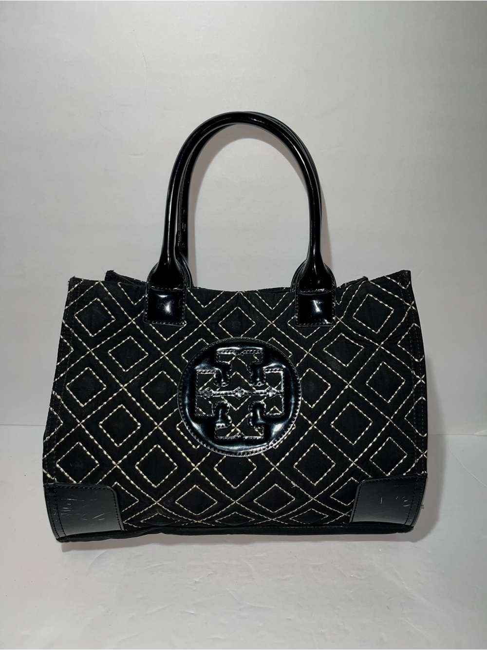 😍 Tory Burch Black Quilted Diamond Tote with Patent Trim scuff marks on corners